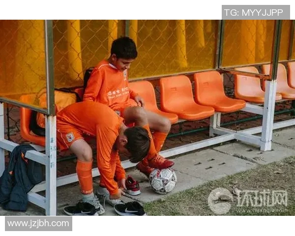 模仿足球球星长传技巧训练提高精准度与视野拓展的全方位训练方法 模仿足球球星长传技巧训练提高精准度与视野拓展的全方位训练方法